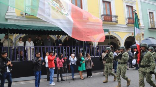 Muestran tlaxcaltecas orgullo y patriotismo en desfile para conmemorar el inicio de la Revolución Mexicana