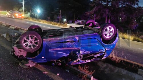 Volcadura de un vehículo compacto deja a una mujer lesionada en Tizatlán