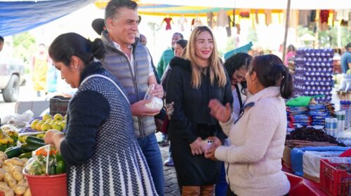 Alcalde Alfonso Sánchez García escucha y responde a vecinos y comerciantes del mercado de Loma Bonita