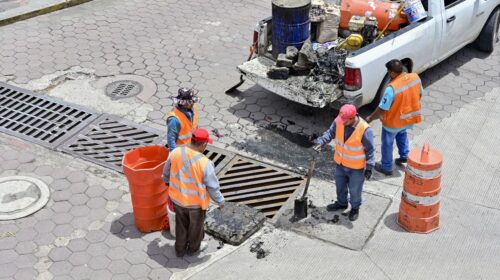 Ayuntamiento de Tlaxcala realiza limpieza de alcantarillas y renovación de rejillas en la calle Ribereña