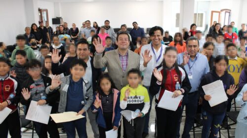 Estudiantes chiautempenses con los mejores promedios reciben estímulo económico