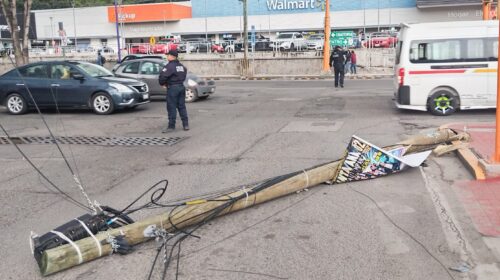 Atienden elementos policiales y de protección civil municipal caída de postes en inmediaciones del estadio Tlahuicole