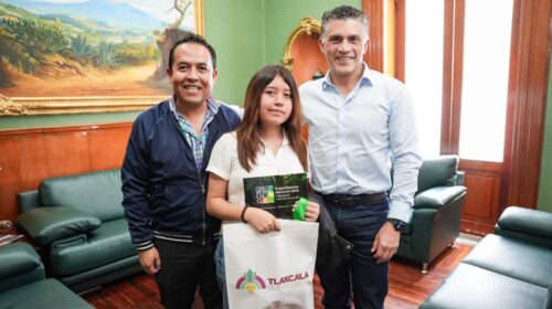 Alcalde Alfonso Sánchez García reconoce a estudiante que viajará a Londres con propuesta ecológica