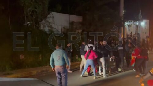 Multitud agrede a policías por detención de motociclista y provocan fuga de gas en Nanacamilpa