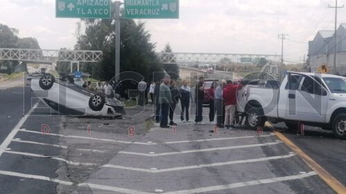 Fuerte choque en Xaloztoc deja al menos ocho personas lesionadas y caos vial