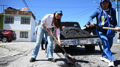 La diputada panista Miriam Martínez encabeza brigada ciudadana de bacheo en Apizaco; cerca de 70 hoyos fueron tapados.