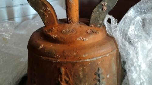 Restituyen campana del siglo XIX a la comunidad de El Rosario, Tlaxco