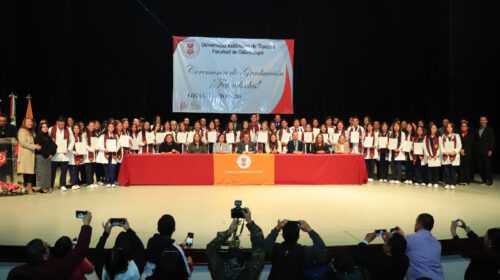 Preside Rector de la UATx graduación de 115 nuevos odontólogos