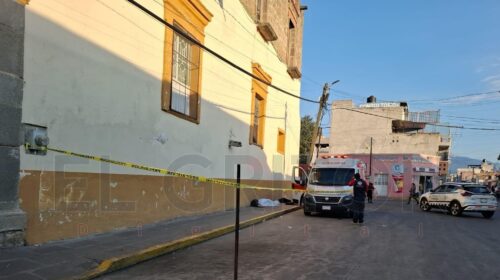 Muere hombre en situación de calle frente a iglesia de Contla; sus perros no se separaron del cuerpo
