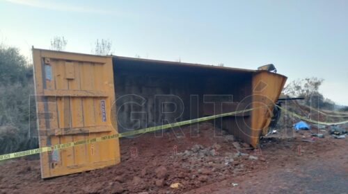 Vuelca tractocamión en la Nanacamilpa–Atotonilco y muere su conductor