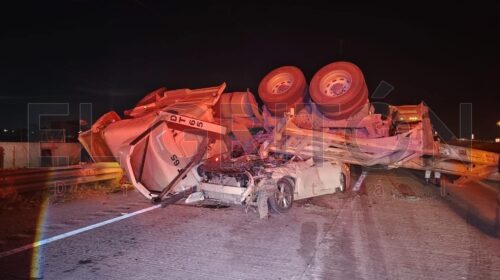 Tráiler vuelca en el Arco Norte y aplasta auto; un fallecido y cierre total a la altura de Sanctórum