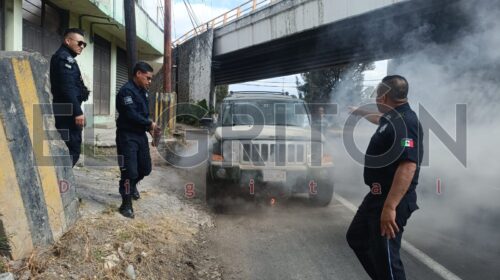 Policía Municipal de Totolac pone a salvo a abuelita y a una niña tras incendio de camioneta en la Tlaxcala–Texmelucan
