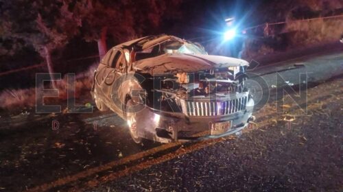 Mueren dos hombres tras volcadura de auto de lujo Lincoln a presunto exceso de velocidad en la Tlaxco–Apizaco