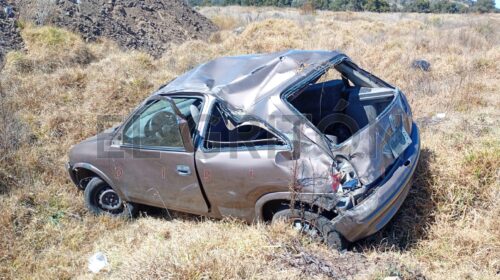 Integrantes de una familia resultan lesionados tras volcar su automóvil en Atlangatepec