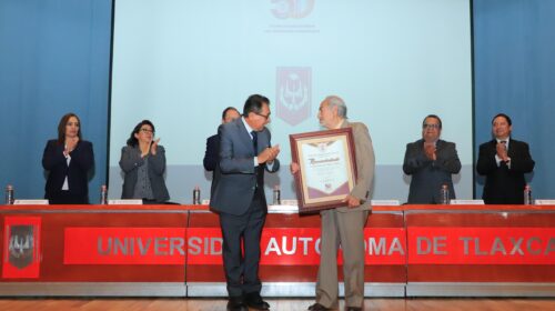 Entrega Rector reconocimiento al Arquitecto Donaciano Blanco, creador del escudo de la UATx