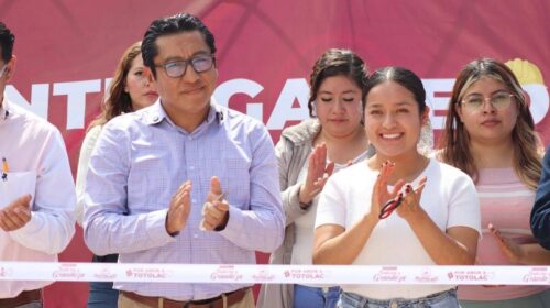 Benjamín Atonal Conde entrega obra de adoquinamiento en la calle Los Pinos, enOcotelulco