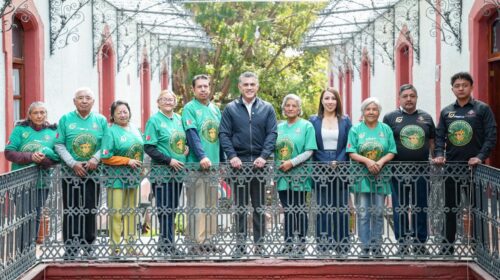 Alcalde Alfonso Sánchez García entrega uniformes deportivos a adultos mayores del equipo “Guerreros de Xicoh”