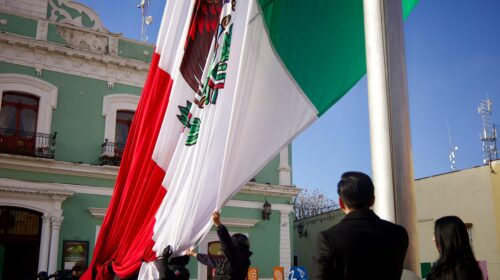 Gobierno municipal de Huamantla conmemora el Día de la Bandera con ceremonia solemne 
