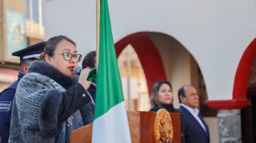 Blanca Angulo encabeza conmemoración del Día de la Bandera en Chiautempan