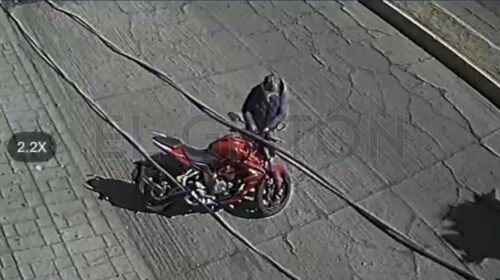 En segundos delincuente roba motocicleta en pleno centro de Apizaco