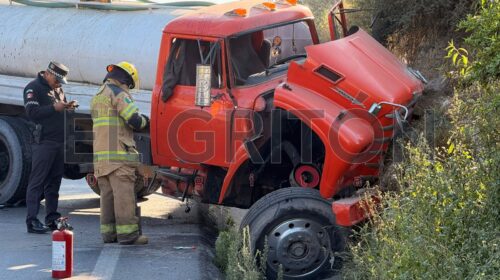 Pipa invade carriles y provoca fuerte choque en la Tlaxcala–Apizaco; conductor huye del lugar