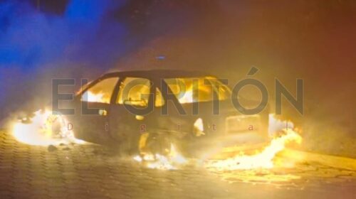 Localizan vehículo incendiado junto con cuerpo en su interior en Papalotla