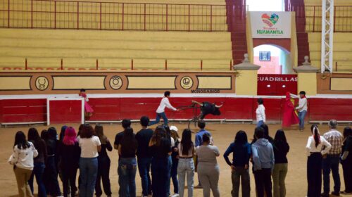 Estudiantes viven la pasión de la tauromaquia en visita académica al museo taurino de Huamantla