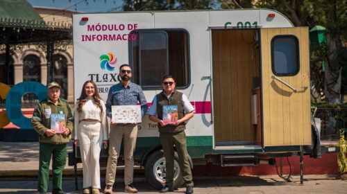 Tlaxco recibe camper turístico de Ángeles Verdes para orientar a visitantes