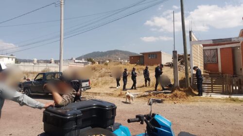 vecinos detienen y golpean a tres presuntos robacables en Tlaxco; policía municipal activa operativo y logra rescatarlos
