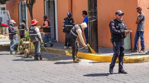 Mejora ayuntamiento de Tlaxcala la imagen urbana de la capital con trabajos de señalización en calles del centro