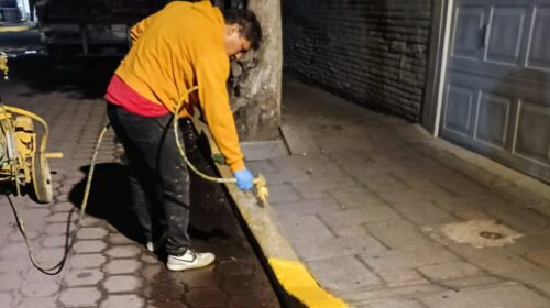 Continúan jornadas de madrugada para pintar banquetas en el centro de la capital