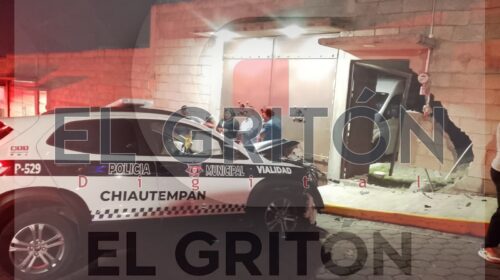 ¡DE PELÍCULA! Roba patrulla, atropella a policía y termina chocando contra una casa en Ixtulco