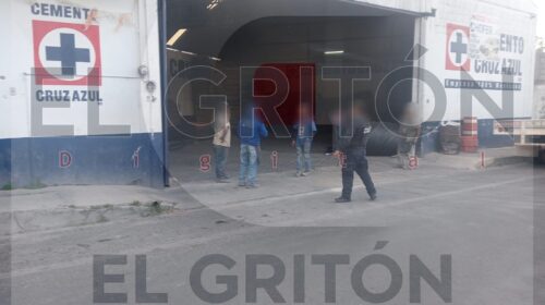Comando armado asalta negocio de materiales en Xiloxoxtla; amagan a empleados y a una cliente y roban más de 70 mil pesos