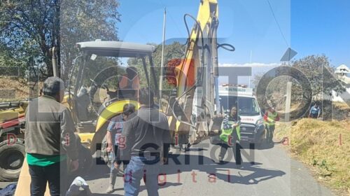 Hombre resulta gravemente herido tras volcadura de retroexcavadora en Tetlanohcan; podría perder una pierna