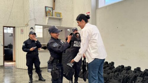 ¡Tlaxco sube de nivel! Diana Torrejón equipa a su policía con chalecos antibalas nivel IV, de los más resistentes
