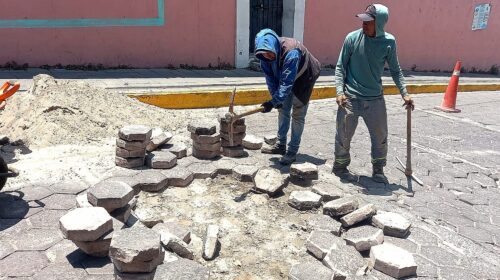 Ayuntamiento de Tlaxcala realiza trabajo integral de renivelación de adoquines en Ocotlán