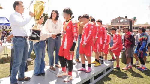 Encabeza Alfonso Sánchez García y presidenta de Tlaxco premiación de la liga de fútbol infantil y juvenil