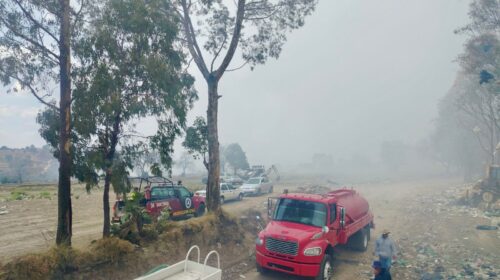 Autoridades estatales y municipales combate incendio en relleno sanitario de Nanacamilpa