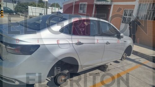 Roban neumáticos a vehículo en Tlaxcala Capital; unidad fue dejada sobre tabiques en San Gabriel