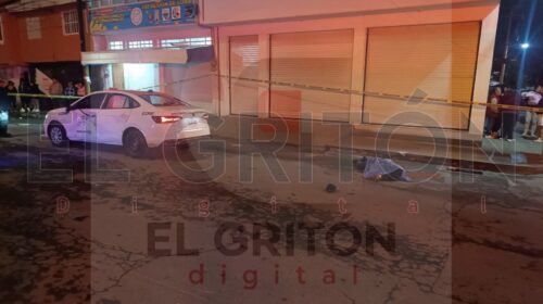 Fue por un cargador y terminó perdiendo la vida: joven muere en impactante choque contra taxi en Calpulalpan