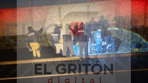 Debajo de una moto hallan a un hombre sin vida; otro fue hospitalizado grave, en Tzompantepec