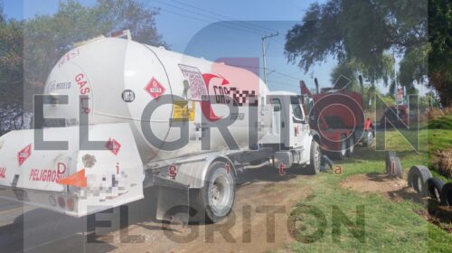 Aseguran pipa de gas LP abandonada tras presunto intento de ordeña de ductos en Nativitas
