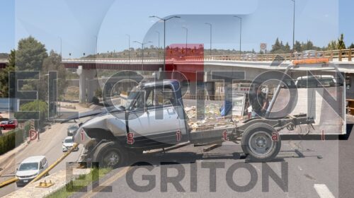 ¡Se les va la camioneta en curva! Exceso de velocidad provoca accidente y deja pérdidas por más de 50 mil en la Chiautempan–Apizaco