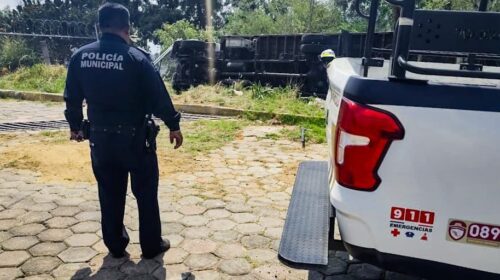 Resguarda policía y protección civil municipal de Tlaxcala zona tras volcadura de camión