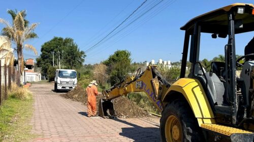 Gobierno de Alfonso Sánchez García desazolva canal en Acuitlapilco para reforzar prevención ante lluvias