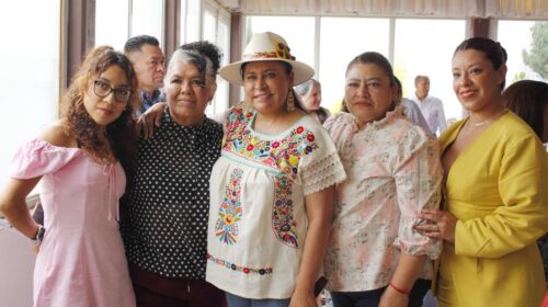 Entre abrazos y reflexiones, Ana Lilia Rivera reconoce el esfuerzo silencioso de las madres tlaxcaltecas