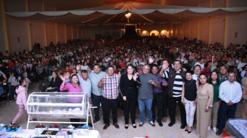 Blanca Angulo celebra a mamás chiautempenses con tributos musicales y regalos sorpresa