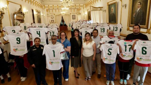 Huamantla impulsa la paz y el deporte con entrega de uniformes a equipos que representarán al municipio en torneo estatal