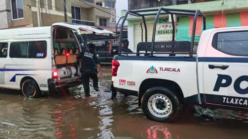 Héroes: Policías municipales de Tlaxcala rescatan a familia atrapada en combi varada por fuerte lluvia en Ocotlán