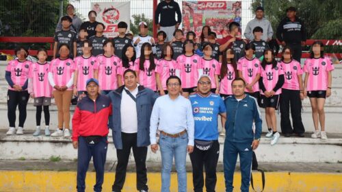 Benjamín Atonal impulsa el deporte en Totolac con entrega de uniformes a equipo infantil y juvenil